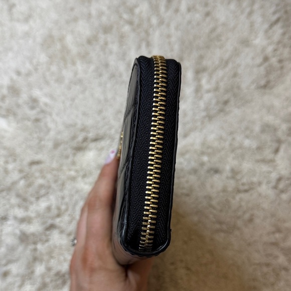 Like New Michael Kors Black Croc Embossed Zip Wallet - Picture 3 of 10